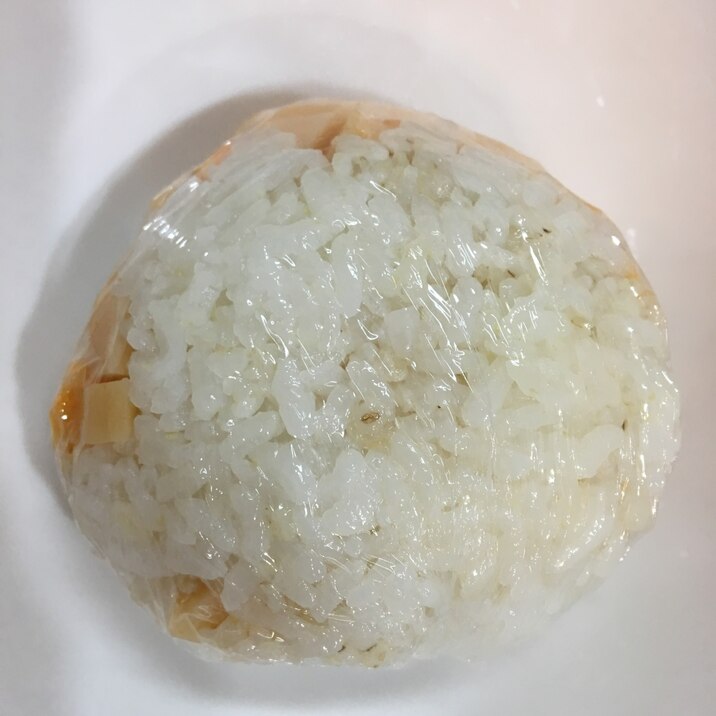 チーズinかまぼこピリ辛味のおにぎり